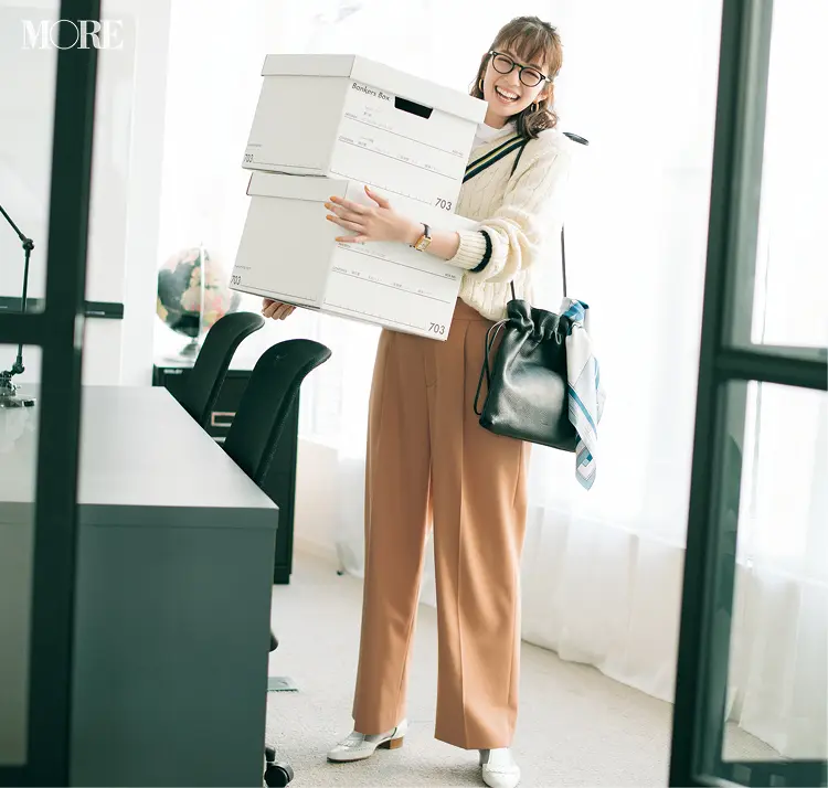 メガネコーデでパンツスタイルの佐藤栞里