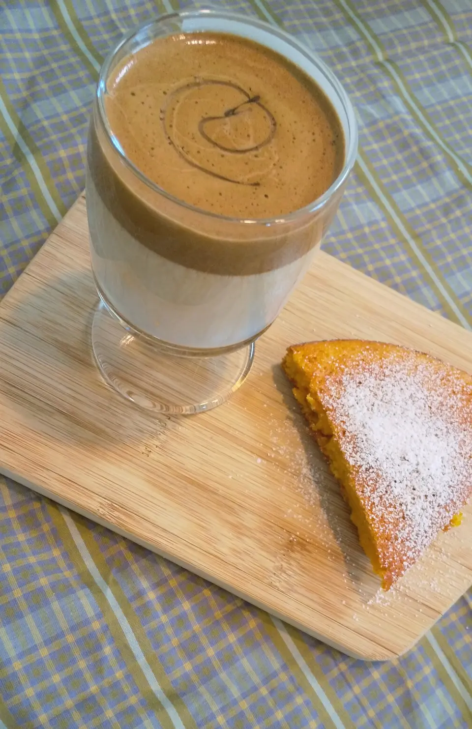 《話題のダルゴナコーヒー》ひと手間で、お店のドリンク風にランクアップしちゃう_2