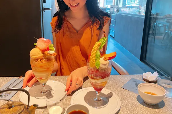 パフェを食べる人
