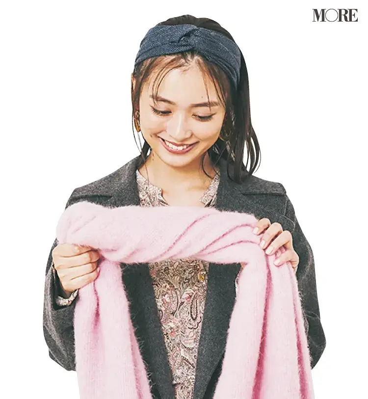 ニットストールの中央を多めにねじる女性