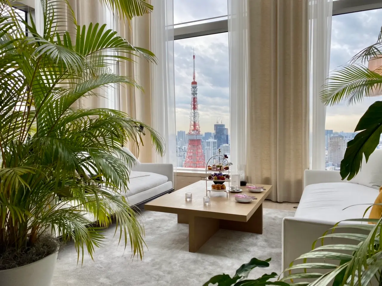東京エディション虎ノ門「ロビー バー」で人気の『東京タワー』間近のソファ席