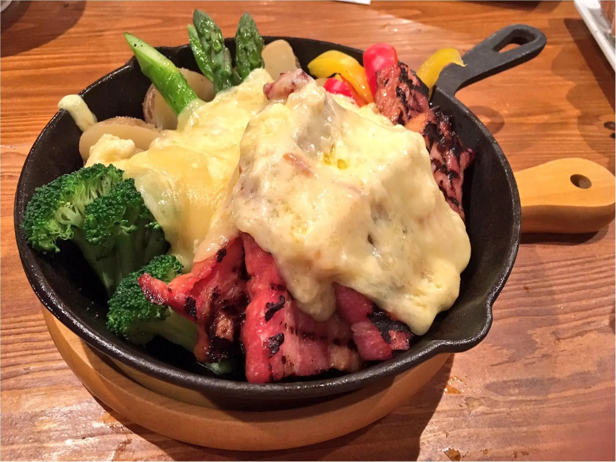 【MORE1月号掲載】渋谷に山小屋!?『CCC渋谷(チーズケーキカフェ)』でチーズとお肉が盛りだくさんの女子会をしてきました♡_5