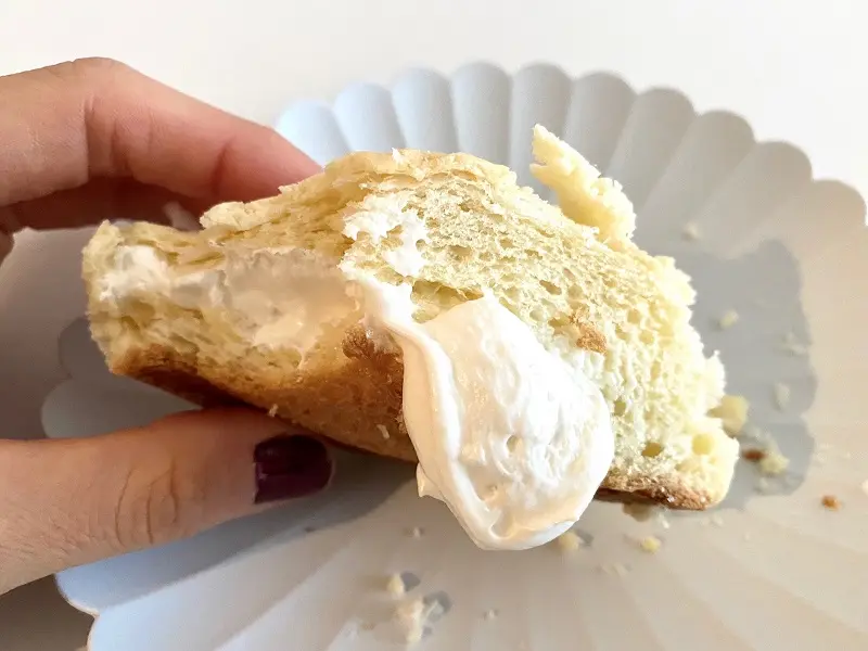 『セブン‐イレブン』の「冷たく食べるメロンパン」を片手で食べている様子