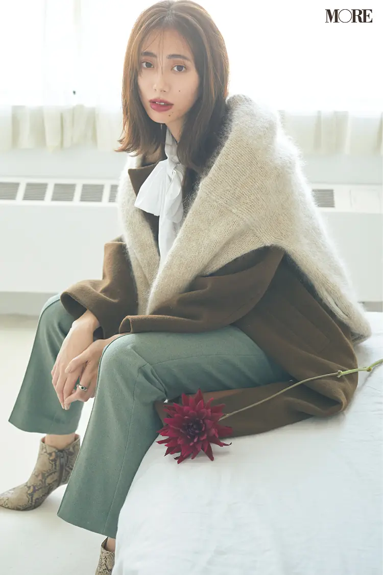 今冬のトレンド「ボウタイブラウス」には、赤茶のリップがベストマッチ♡ 「流行服×最旬メイク」のおしゃれな相性、教えます!_1