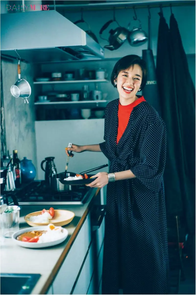 一枚で決まるラクちんワンピースを着回せたらますます最強説 ネイビーのドット柄ワンピ １ ４着こなしアイディア ファッション コーディネート 代 Daily More