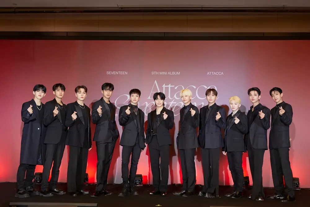 ブラックスーツスタイルで登場したSEVENTEENメンバー。右から、DK、JOSHUA、WOOZI、SEUNGKWAN、JEONGHAN、DINO、HOSHI、MINGYU、VERNON、WONWOO、S.COUPS。(JUN、THE 8は中国での活動に専念中のため欠席)