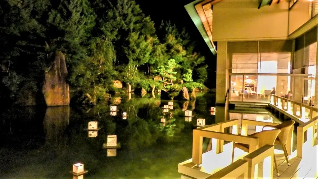 ライトアップされた水庭も素敵な写真