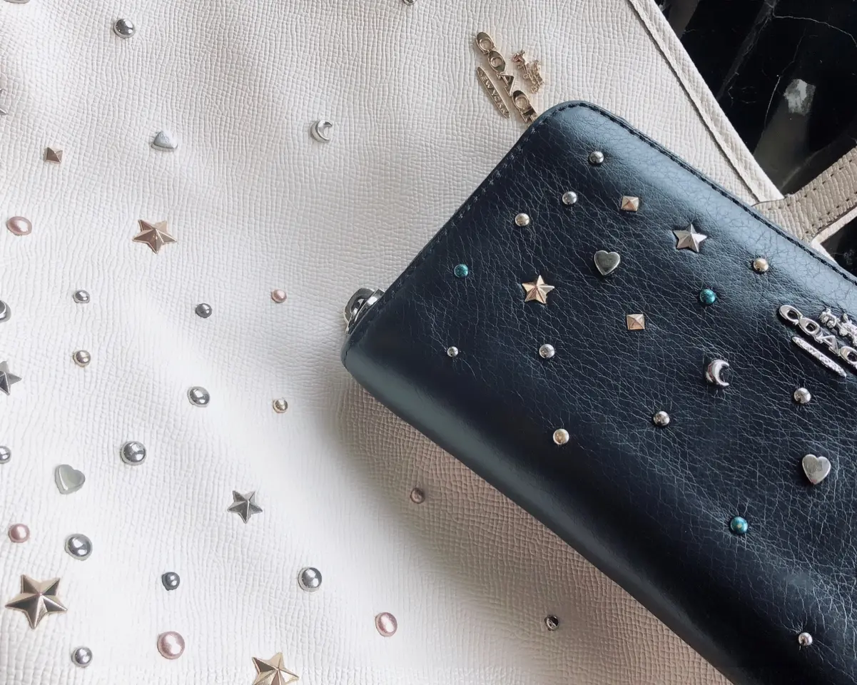 【20代女子の愛用財布】《COACH》派手すぎない星空みたいなキラキラスタッズがお気に入り˚✧₊バッグもお揃いで使用しています♩_2