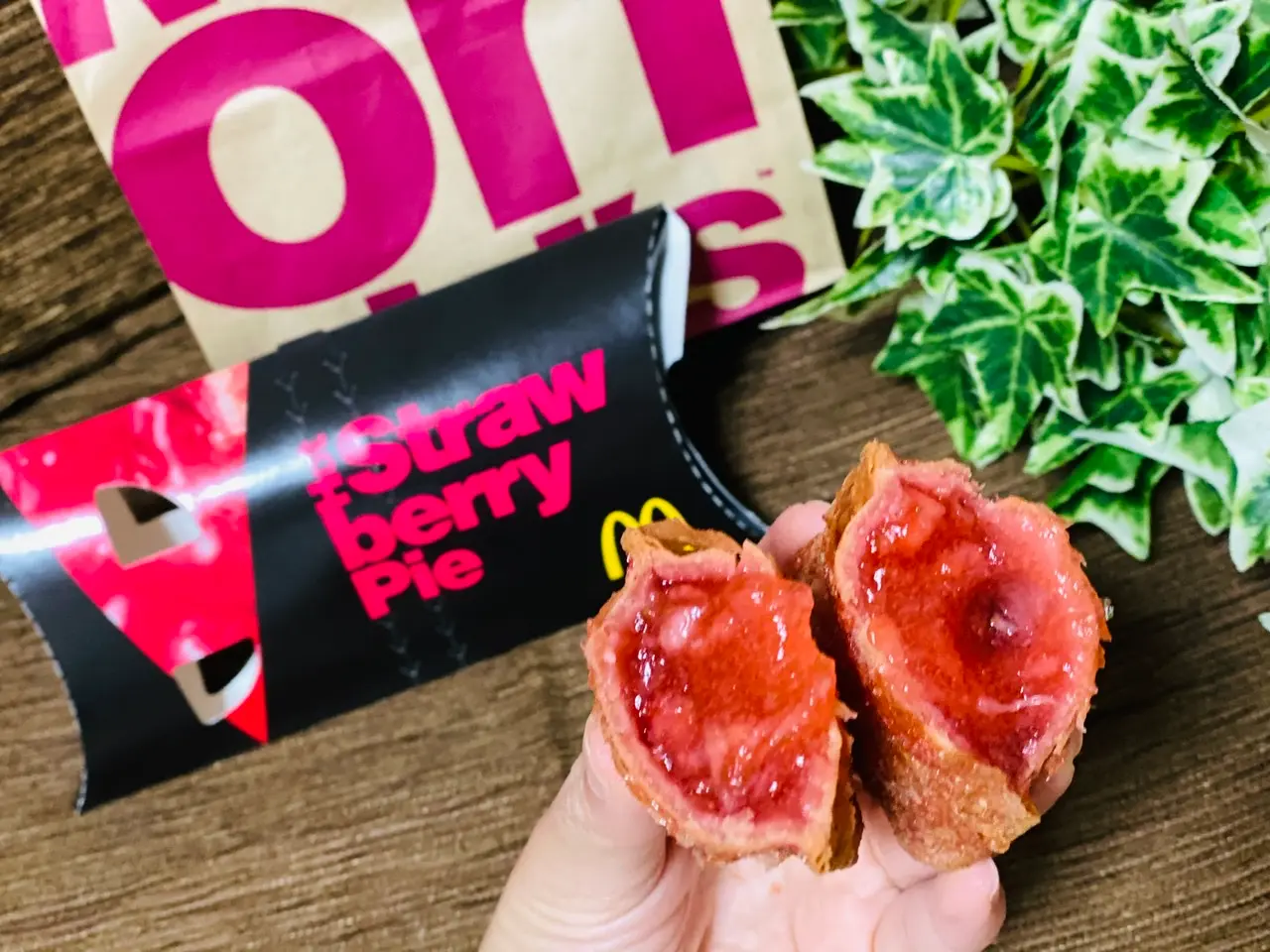 【マクドナルド】あの定番スイーツにイチゴ味!《ホットストロベリーパイ》が絶妙すぎる美味しさ♡_4