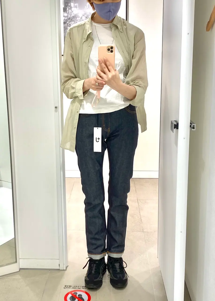 +Jのセルビッジデニムを試着したライターみかりん