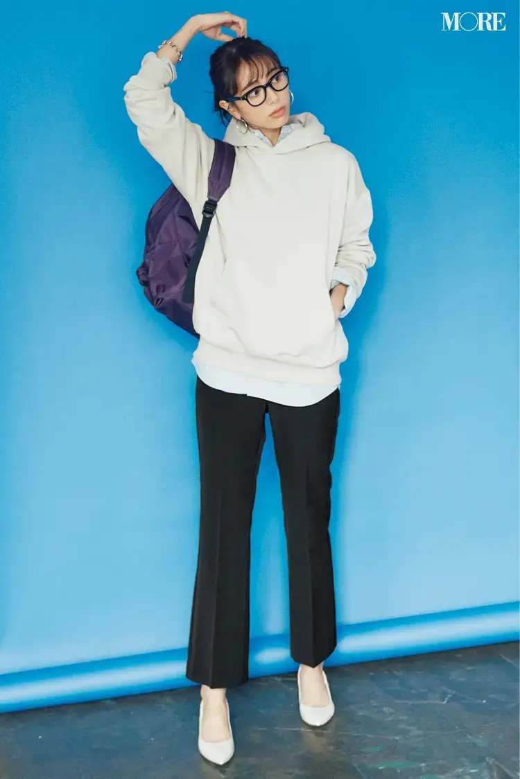 【通勤リュックコーデ】パーカ×シャツ×パンツのコーデにリュックを背負った女性