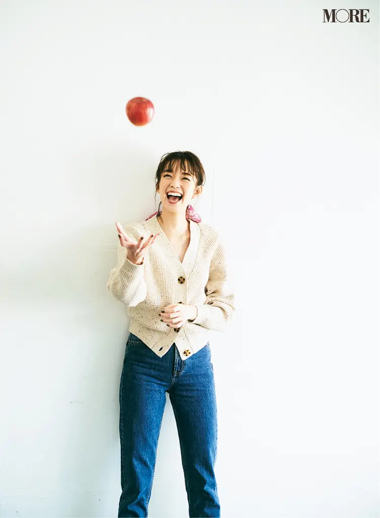 Vネックカーディガンとジーンズの佐藤栞里