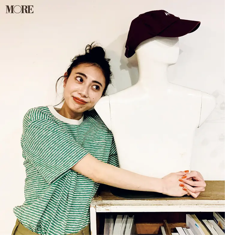 土屋巴瑞季が帽子をかぶった彼氏風マネキンに抱き着いている様子