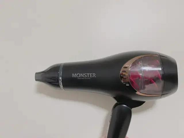 『小泉成器』のドライヤー「MONSTER（モンスター）」