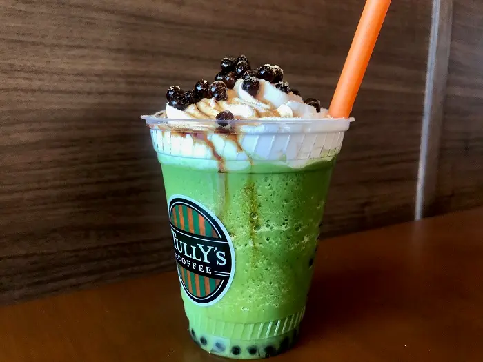 タリーズ新作「黒蜜きなこ抹茶スワークル」タピオカトッピングを横から見た写真