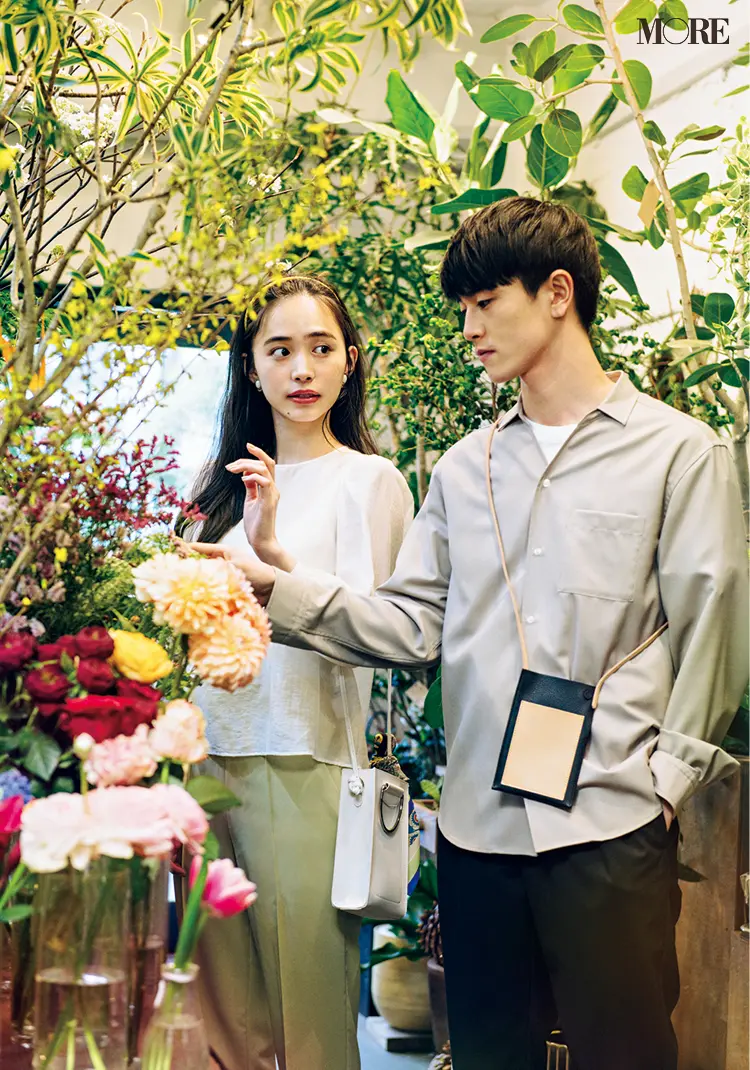 同じ花を手に取って「あっ…!」井桁弘恵主演『毎日コスパで愛されシンプル』着回し連載9日目_1