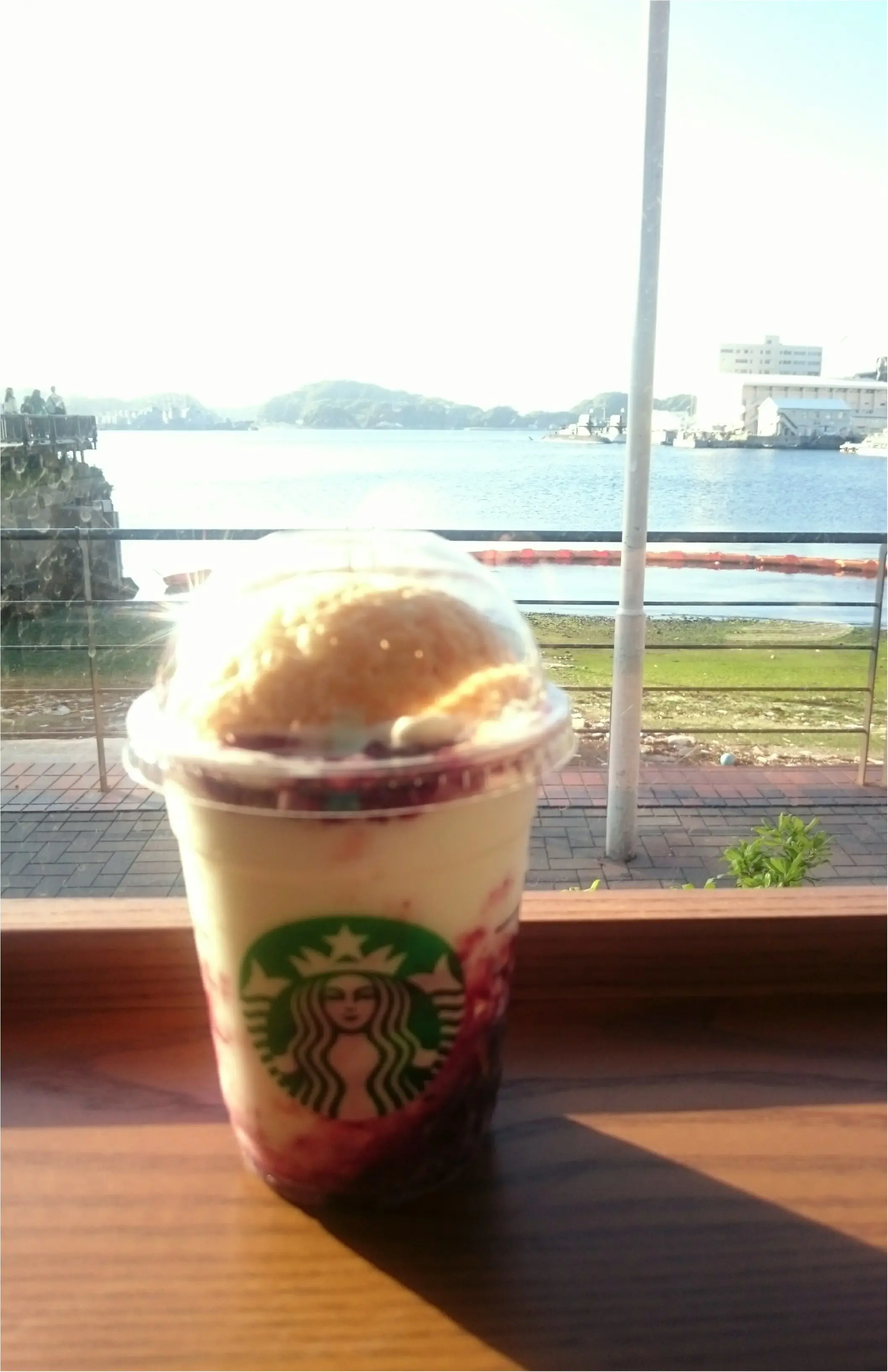 【海が見えるスタバ】【一度は行きたい景色のいいスタバ】港を見ながら○○名物にかけてアメリカンチェリーパイフラペチーノをいただきました♪_5