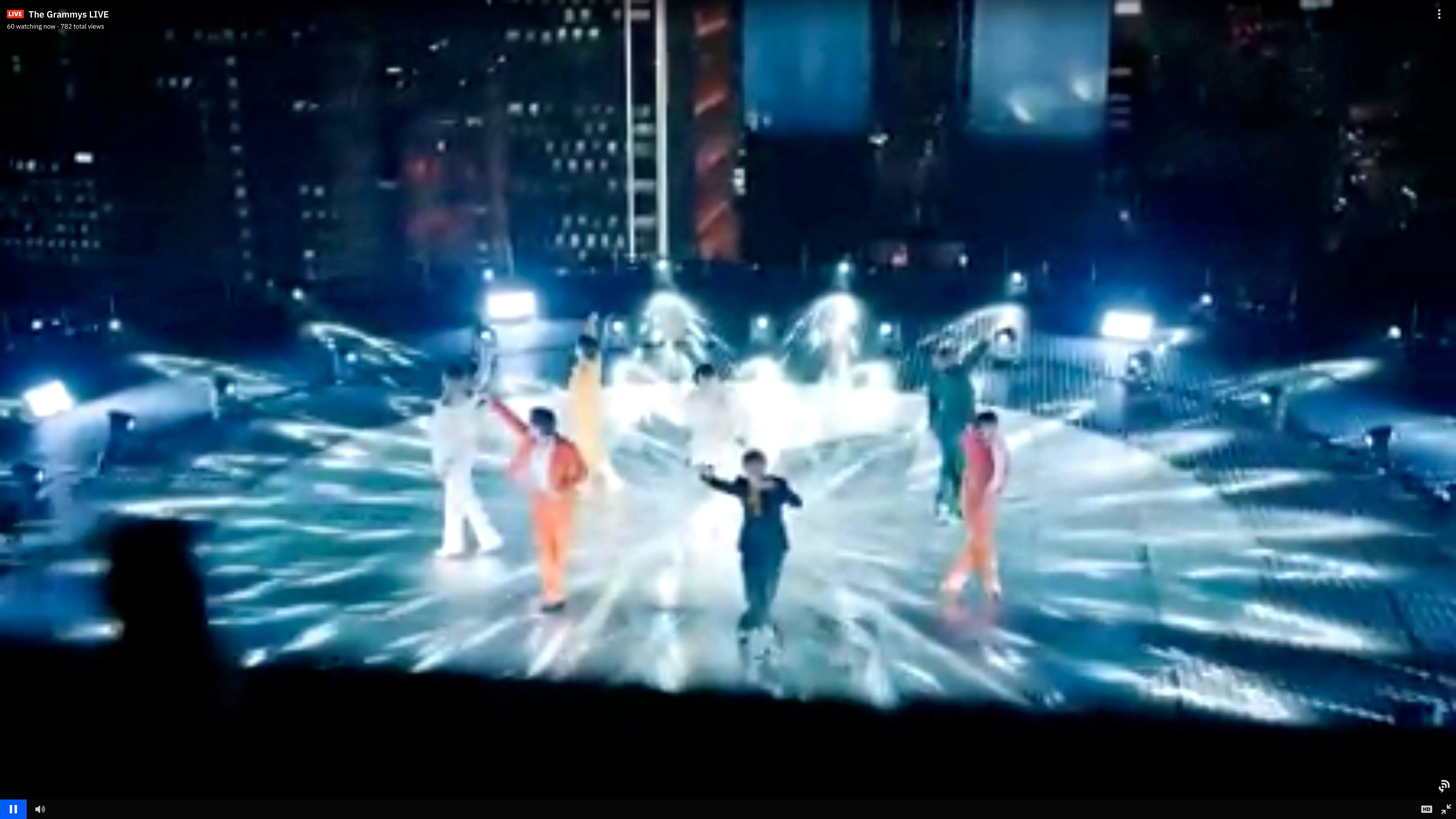 夜景が眼下に広がるビルの屋上でパフォーマンスするBTS