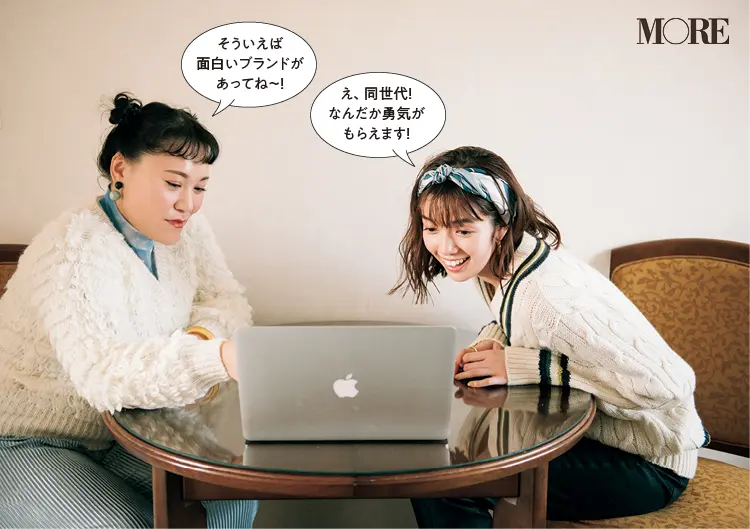 白いニットを着たバービーと佐藤栞里