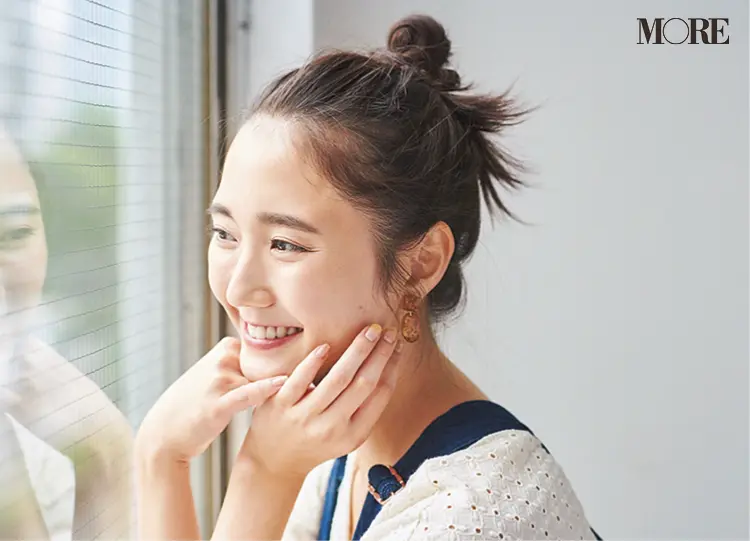 鈴木友菜の「揺れ感セミディ」で、フェミニンさも抜け感も。ミディアムやロングヘアの人におすすめ【モアモデルズのヘアガイド⑥】_3