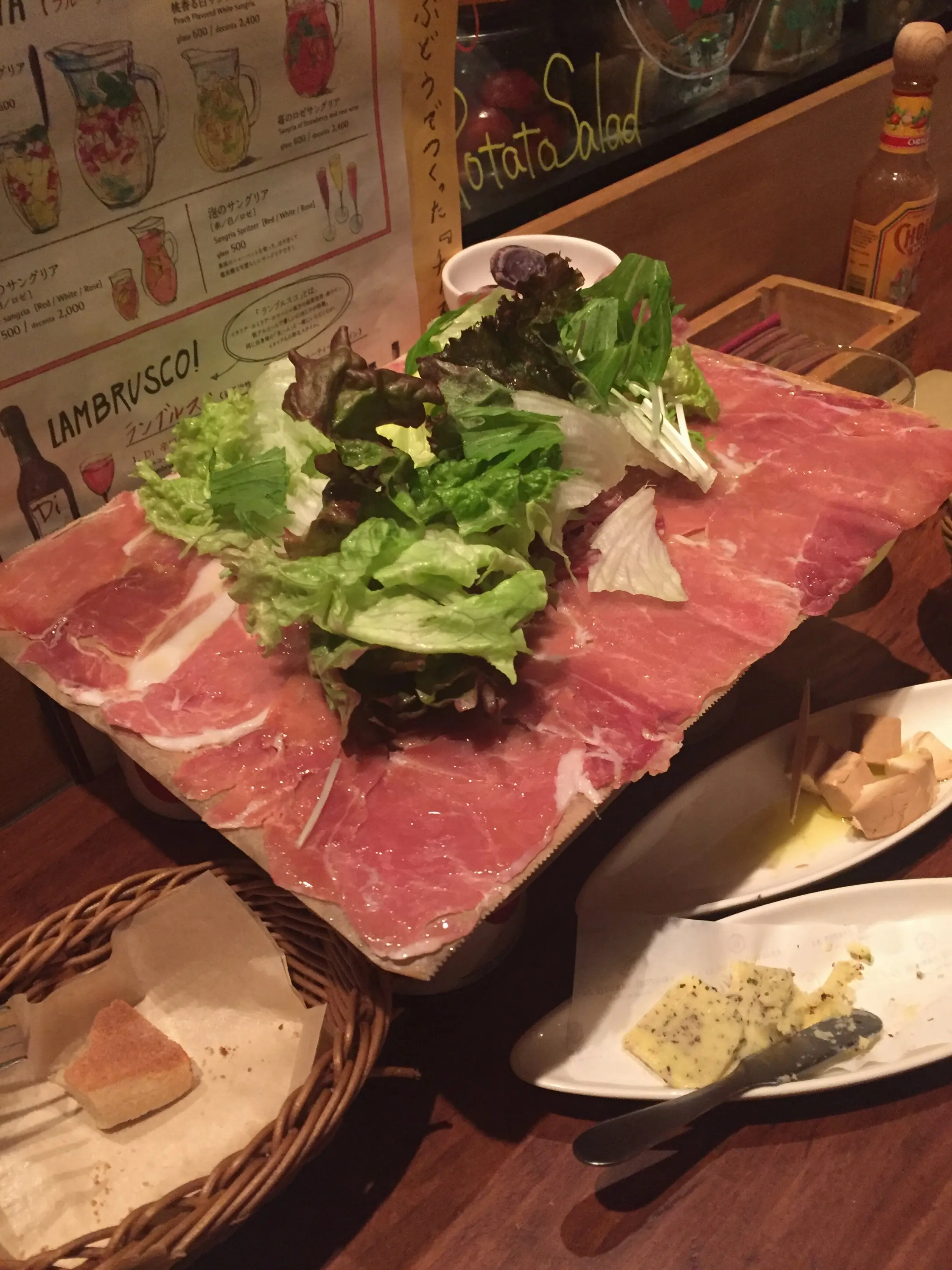 お洒落女子会にぴったり♡ベニヤ板の隅から隅までこれでもか!という程の生ハムとワインとチーズの店_3