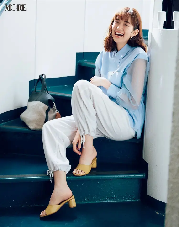 袖がシアーな水色シャツ×パンツ×イエローのミュールコーデの佐藤栞里