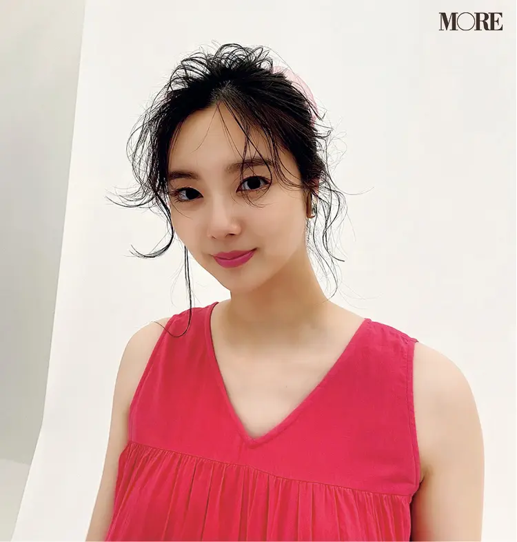 MORE9月号新川優愛のオフショット。