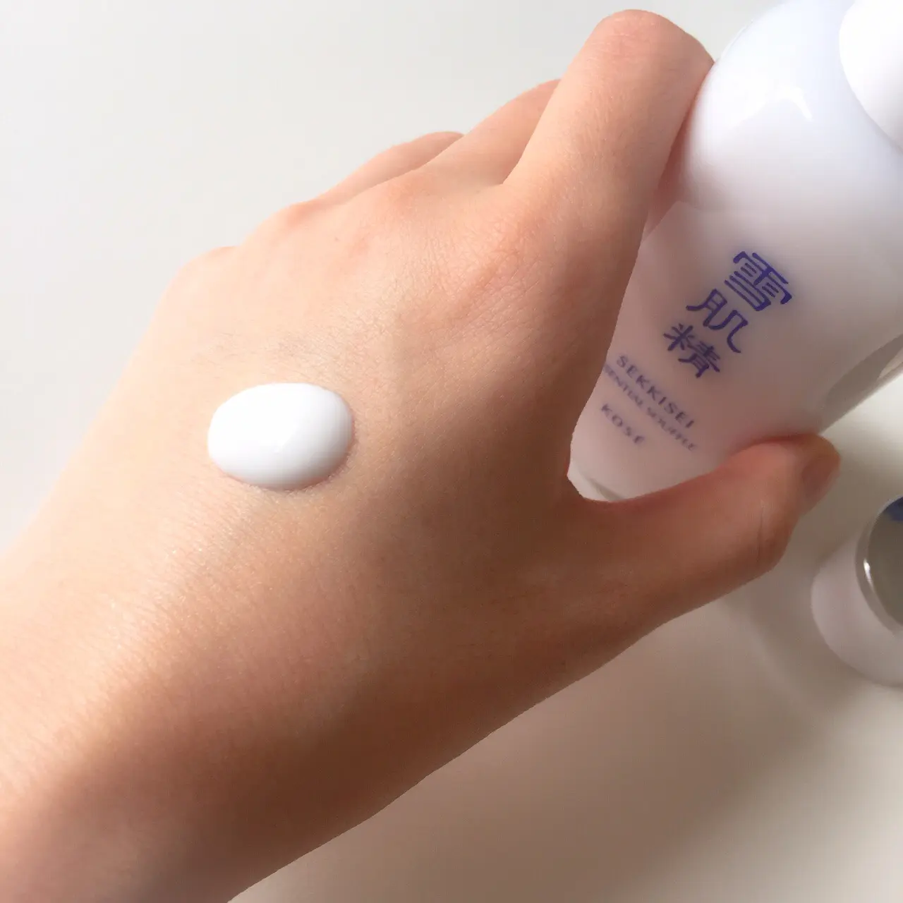 消える乳液、もう試した? 雪肌精の大型新スキンケア!_2