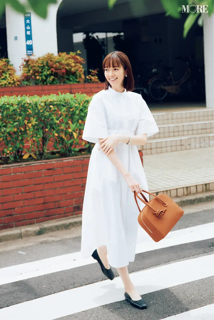 白のシャツワンピースを着た佐藤栞里