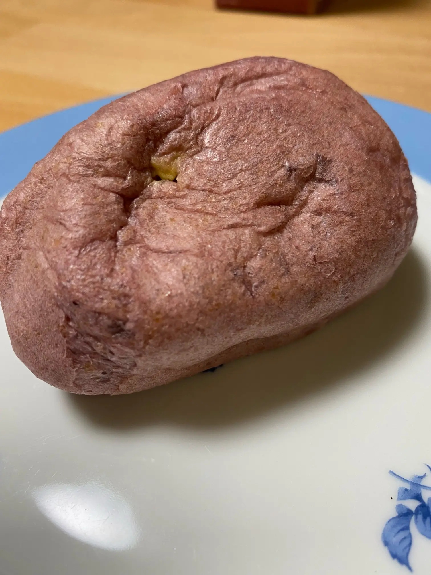 焼き芋のシュークリームを食べる