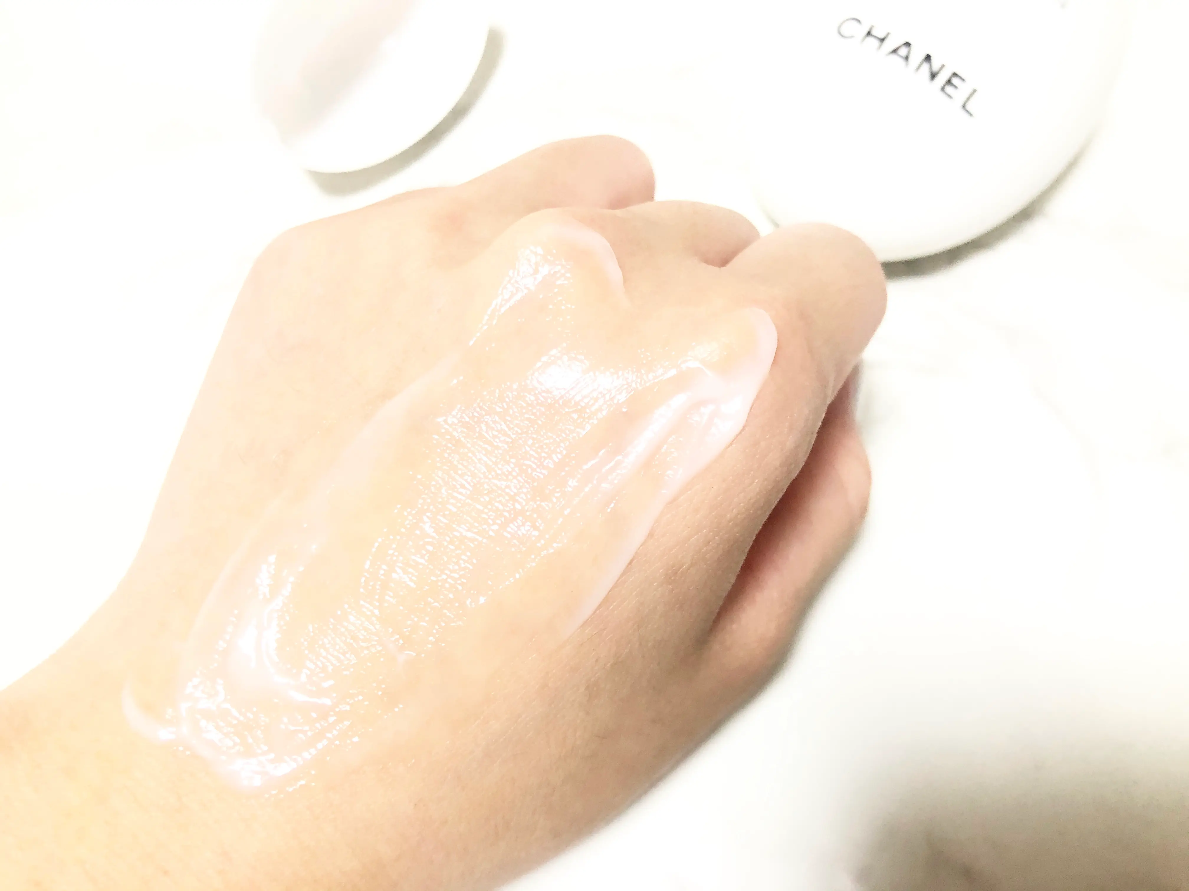 【ハンドケア】さらさらの付け心地で爪までしっかりケア!欠品続きの超人気CHANELのハンドクリーム_4