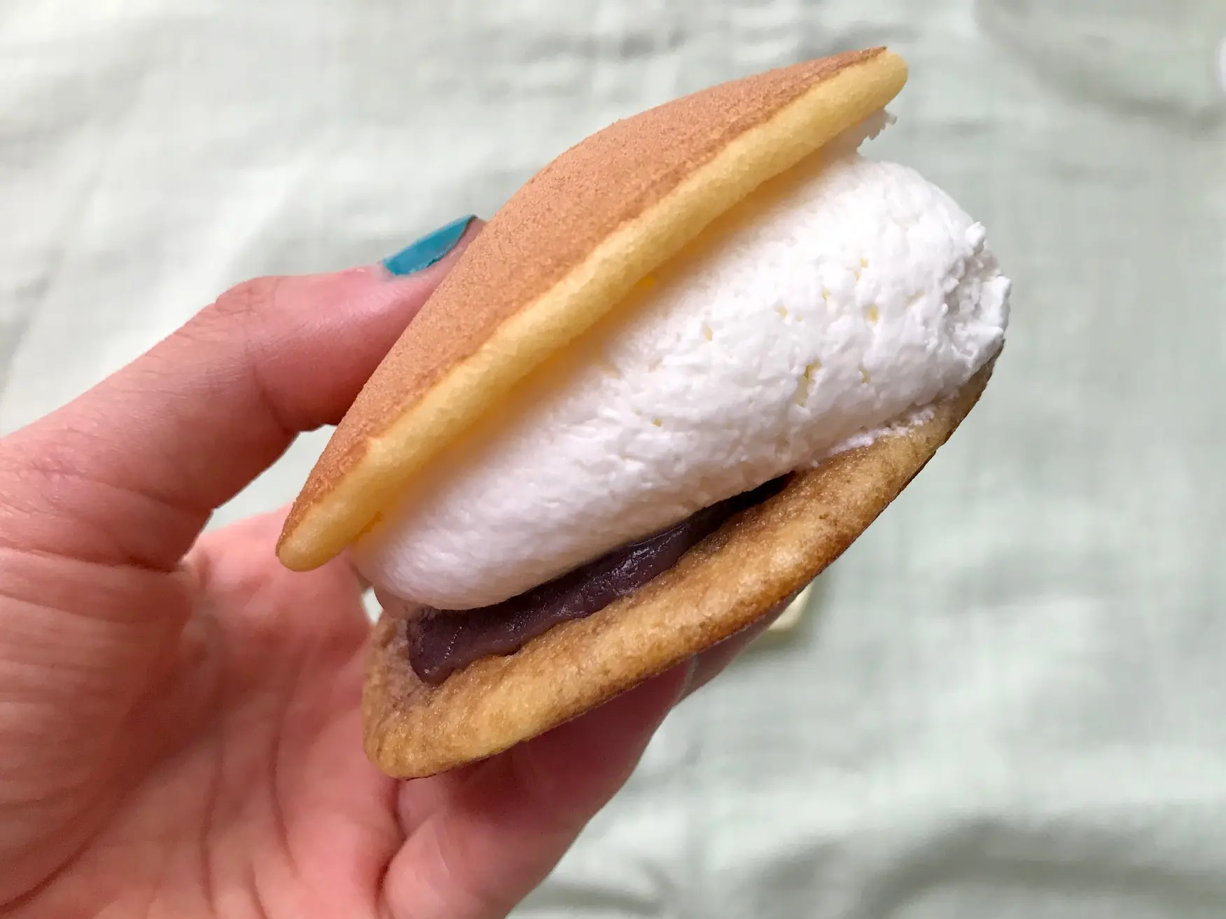 ファミマの「黒みつしみうま生どら焼」がおいしすぎる件。老舗和菓子屋『榮太樓總本鋪』監修の逸品【コンビニスイーツ新作、食べてみた！】_3