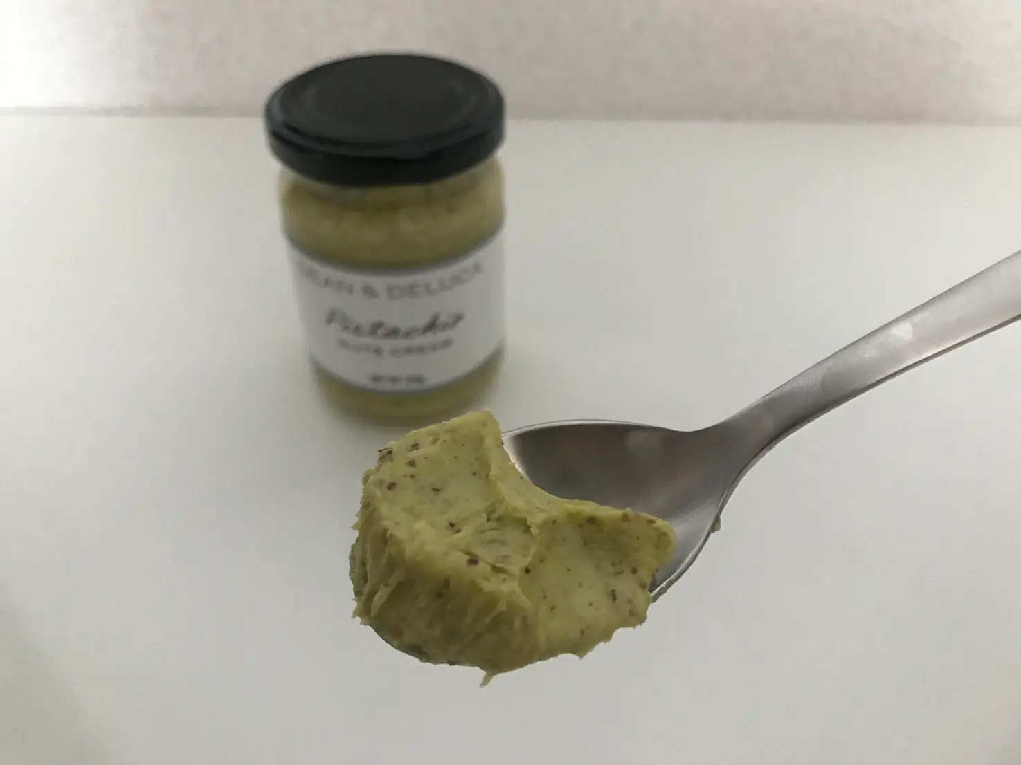 スプーンですくったDEAN & DELUCAのピスタチオクリーム