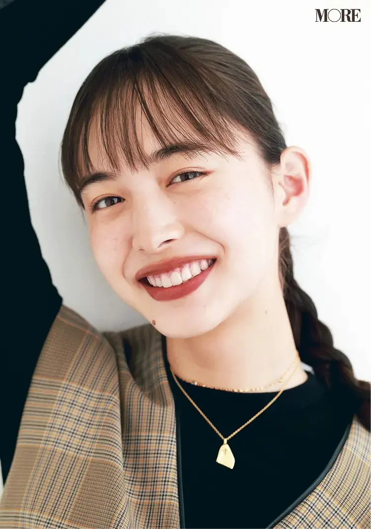 ブラウンのリップをつけた井桁弘恵