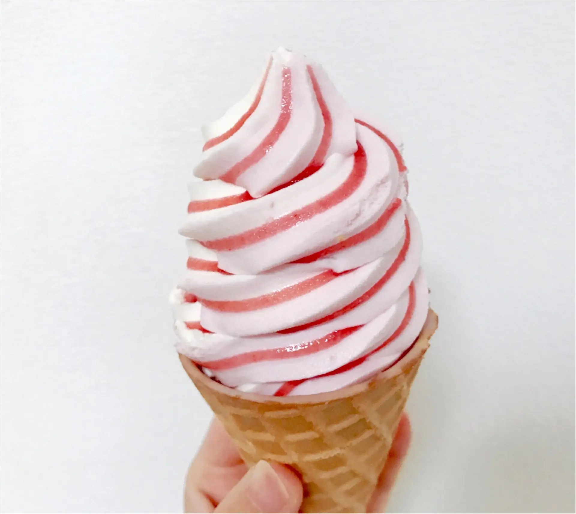 【コンビニアイス】セブンイレブン限定★まるで苺ショートケーキ!?パリッパリサクッサク❤︎《ワッフルコーン ストロベリー》が絶品♡♡夏のおやつタイムにぴったり♪♪_2