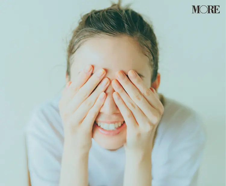 クリームを手で封じ込める