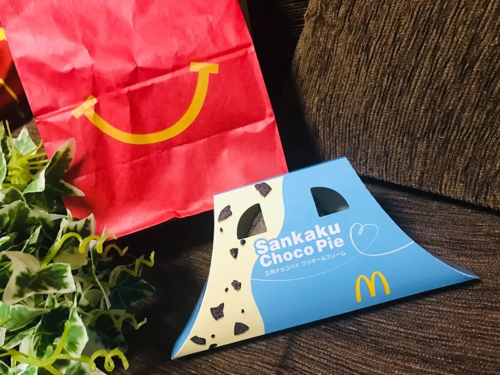 【マクドナルド】定番スイーツ《三角チョコパイ》にクッキー&クリーム味が新登場♡_4