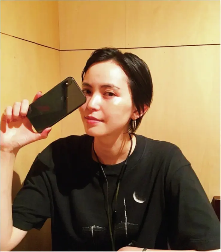 比留川游は、「iPhone X」に変えたばかりで悩み中(笑)【モデルのオフショット:スマホケース編】_1