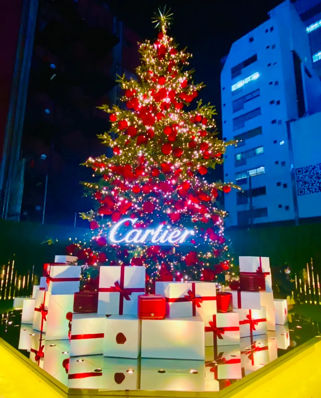 Cartier カルティエ クリスマス気分爆上げ 巨大クリスマスツリーが出現 Happy Plus One ハピプラワン