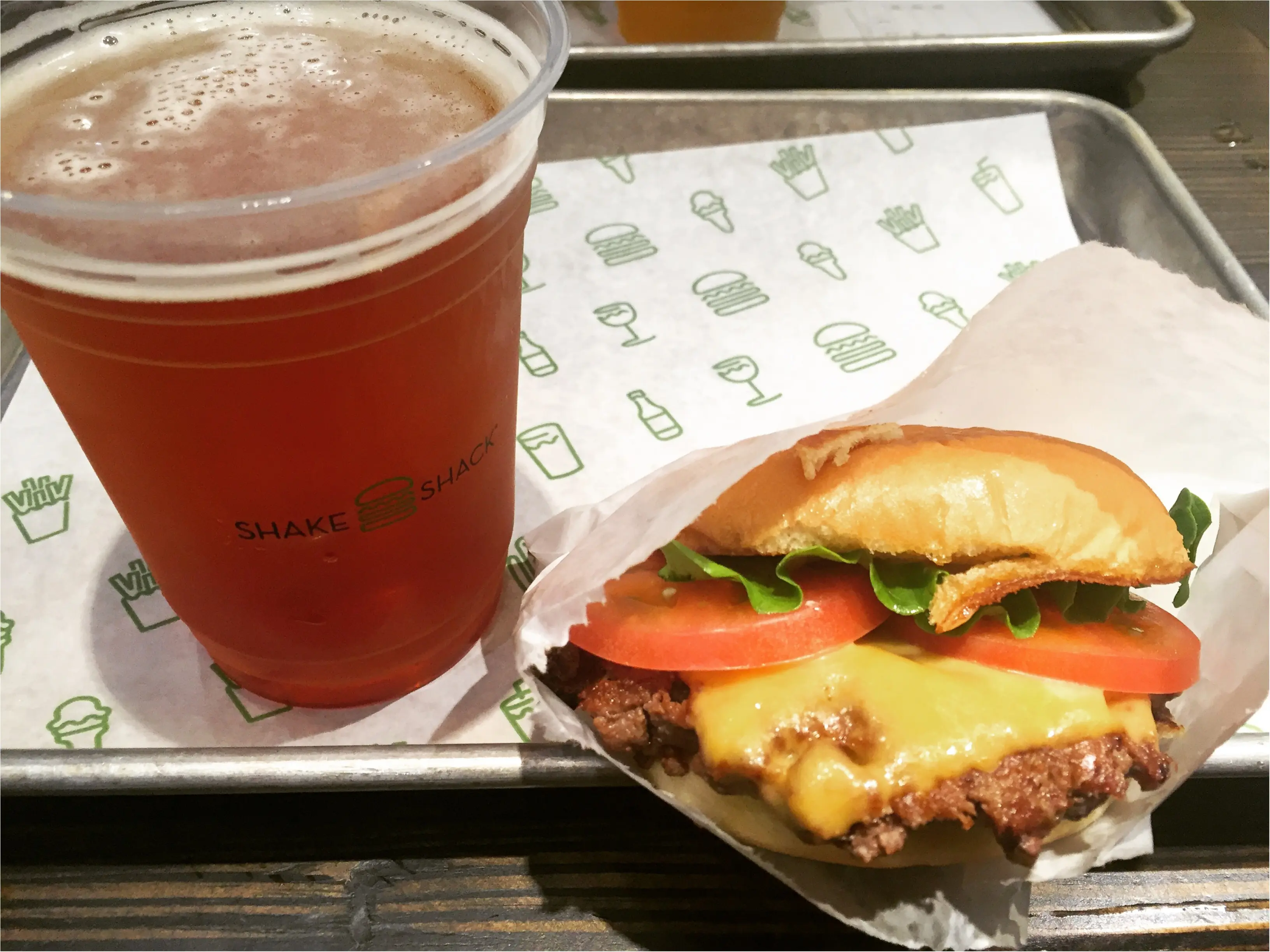 NY発バーガースタンド「Shake Shack」パティの肉感がスゴイ!!✨しかもホルモン剤を使っていない100%オールナチュラルのアンガスビーフ使用しているんです♩≪samenyan≫_7