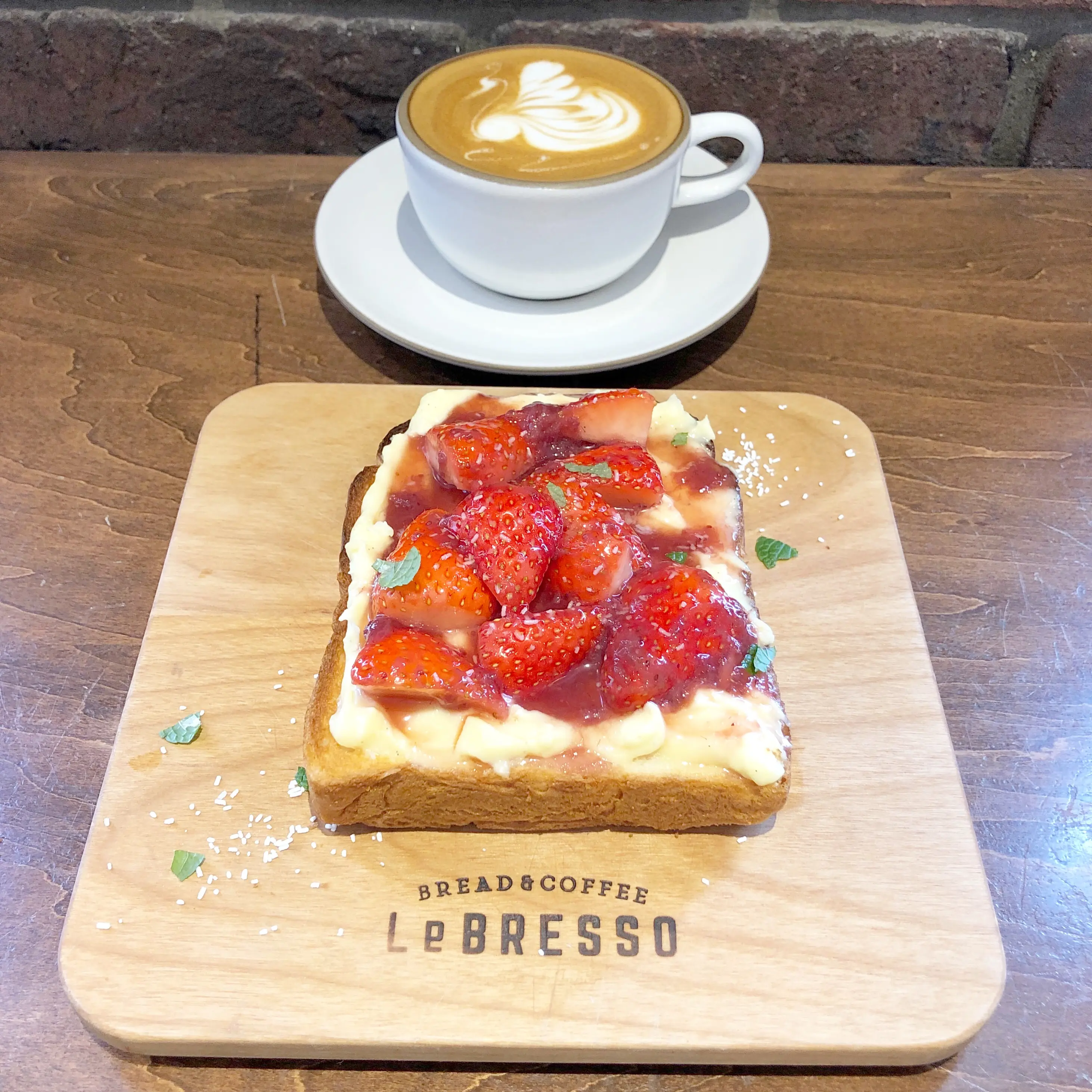 いちごがたっぷり♡ レブレッソの冬季限定 《 ストロベリー&カスタードクリームトースト 》を食べなくっちゃ♡♡_3