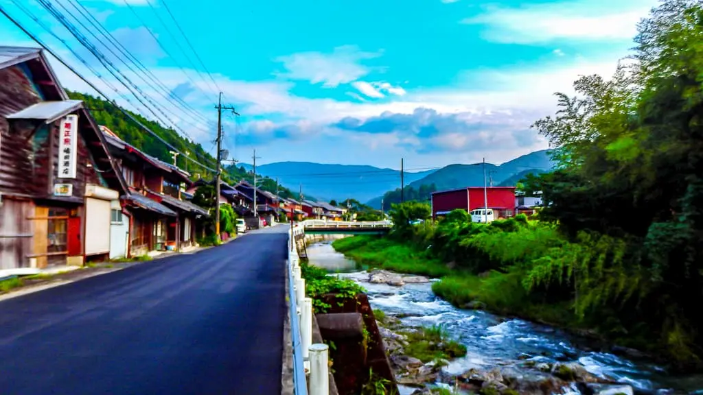 キレイな川が村の中心を流れるみつえ村の写真