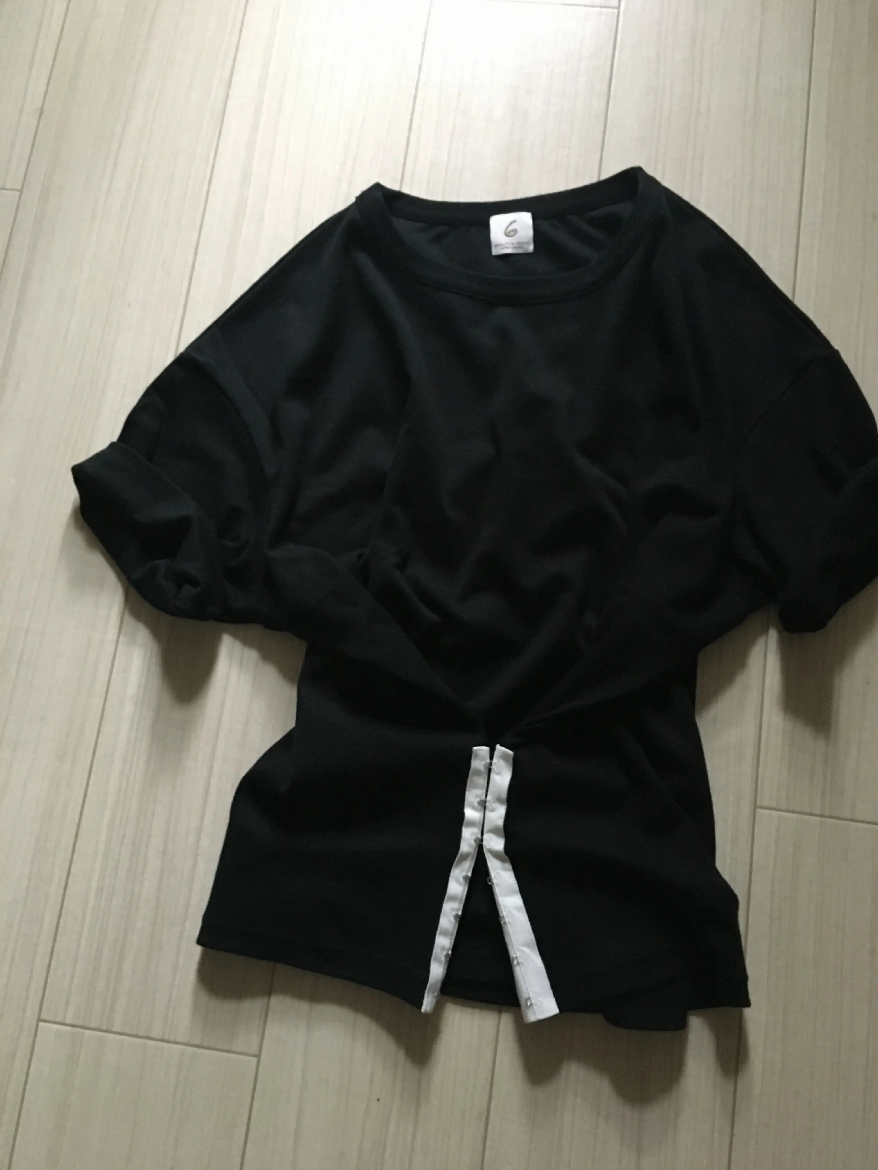 きれい色がトレンドだからこそ欲しい。使える“黒”の服。_1