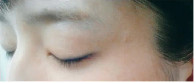 【MORE10月号】のBEAUTYトピックより、「新しいアイライン“ネイビー”という選択」を奥二重の私が挑戦してみました!(443 まゆ_2