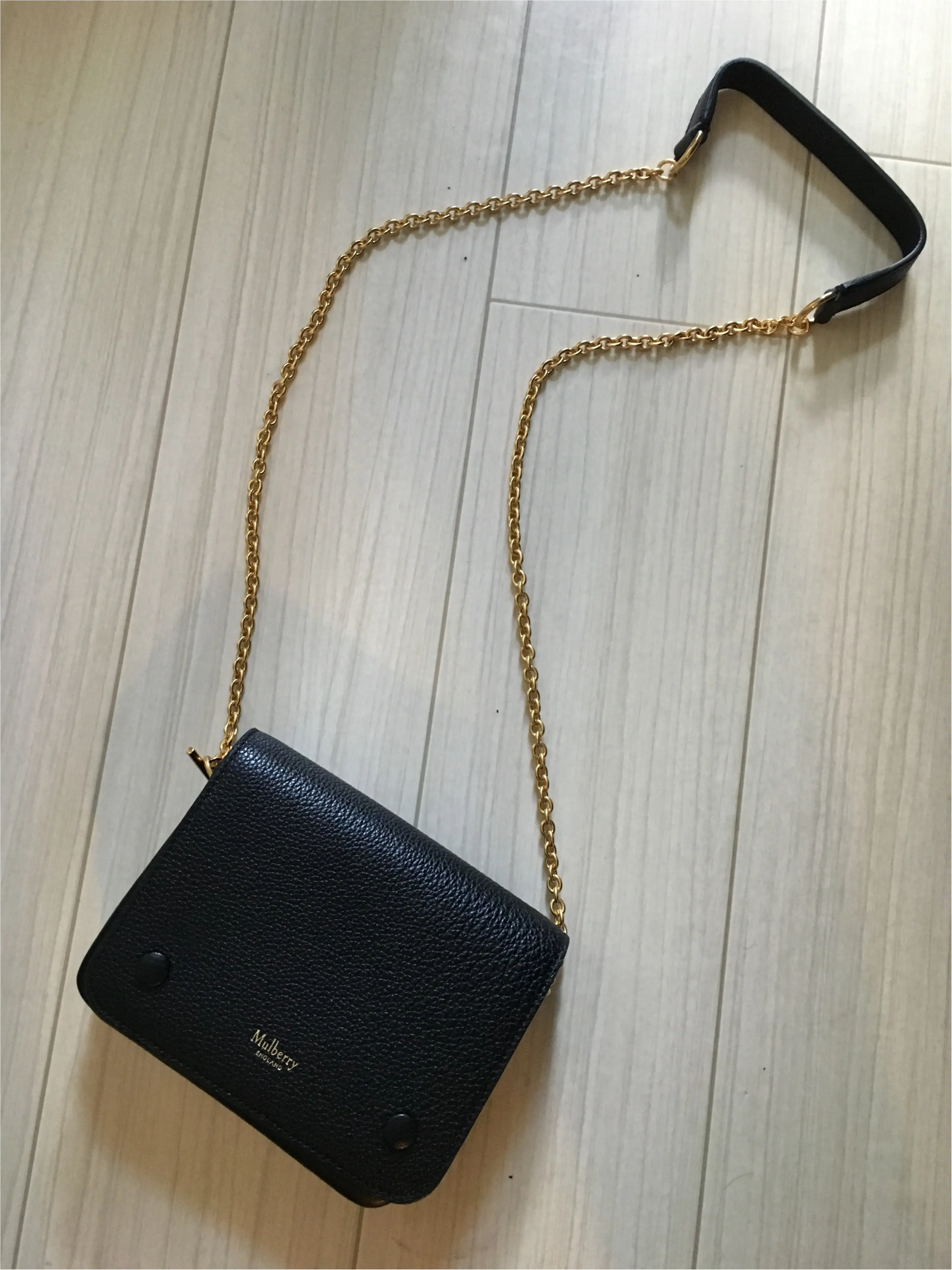 きれい色がトレンドだからこそ欲しい。使える“黒”の服。_4