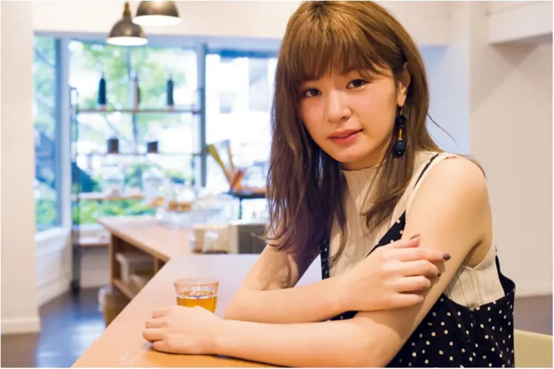 ポージングディレクター・中井信之さん直伝! デート中の「二の腕細見せ」ポージング♡_6