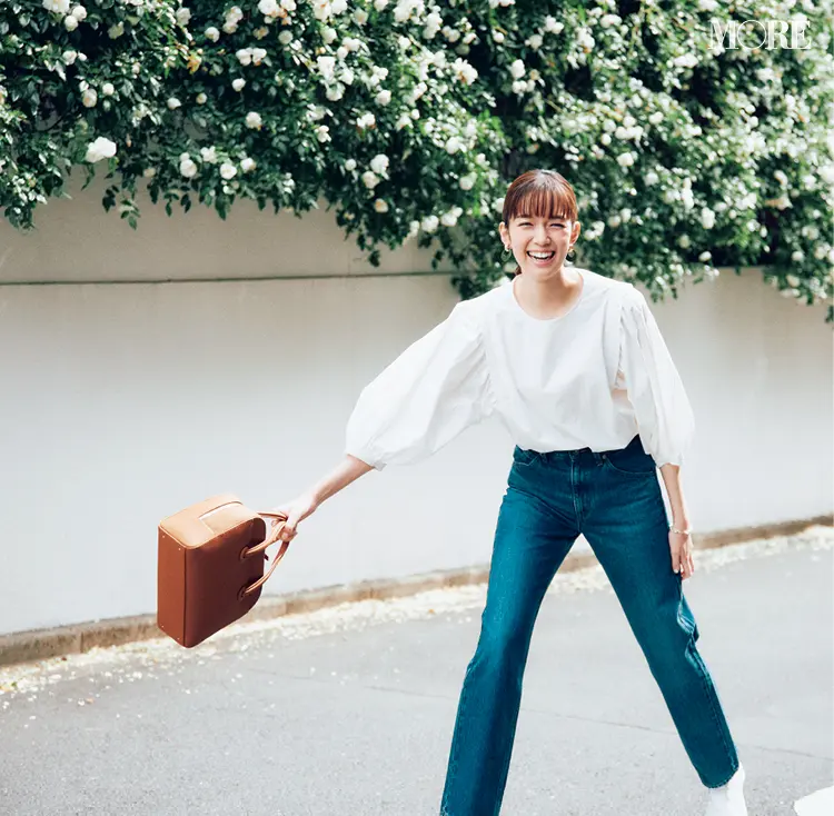 白ブラウス×デニムコーデの佐藤栞里