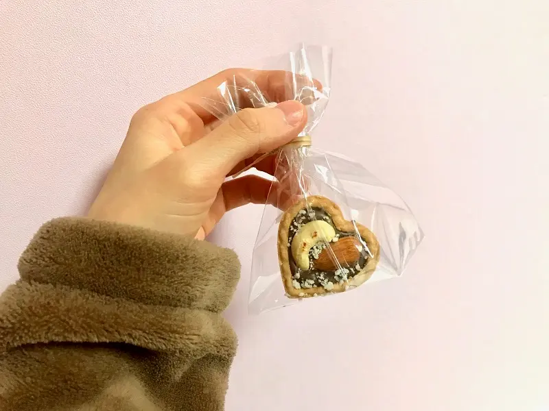 『無印良品』のバレンタインキット「自分でつくる チョコタルト」をラッピングした写真