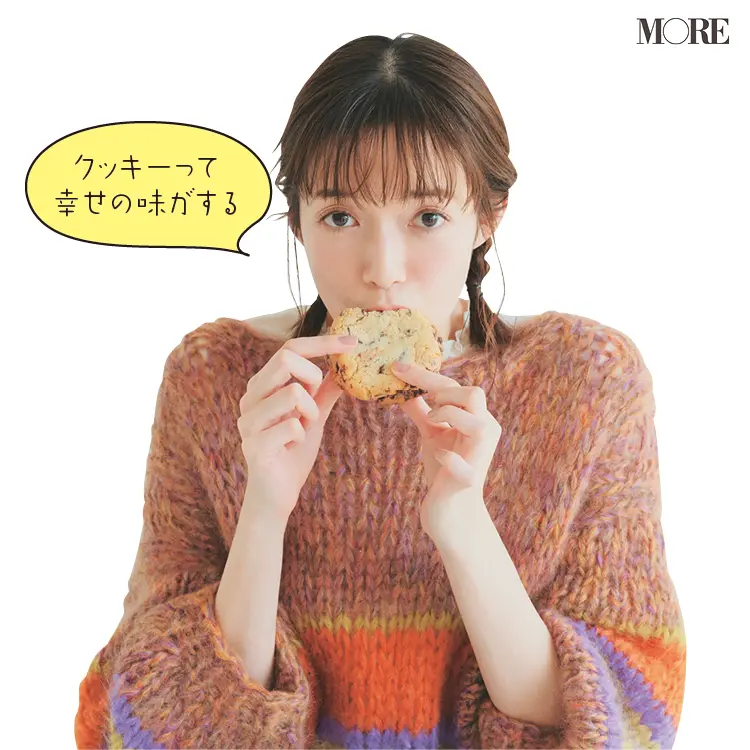 佐藤栞里が福井県のおすすめお取り寄せグルメ「日和」のチョコレート菓子を食べている様子