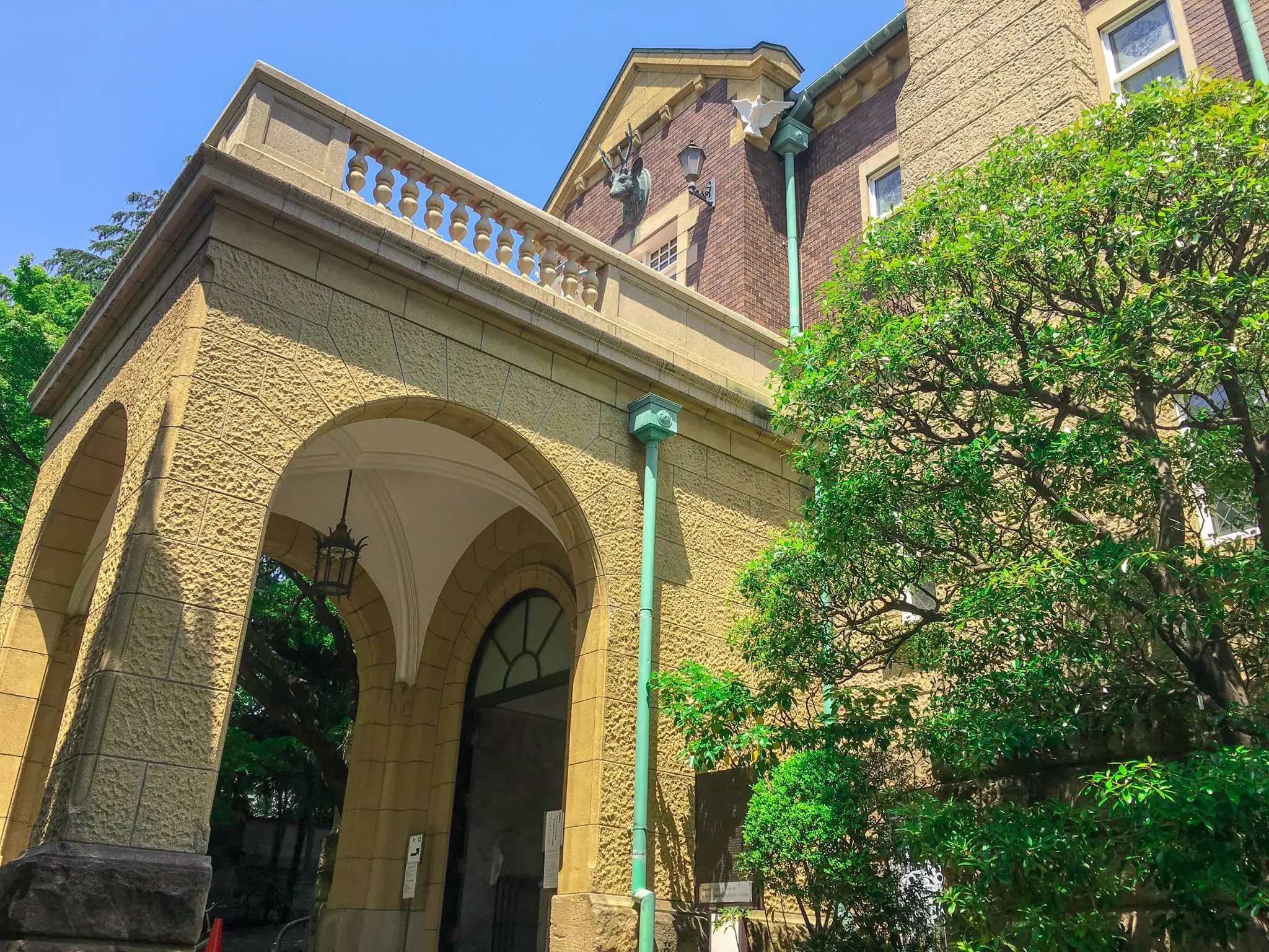 鳩山会館の入口に到着!
